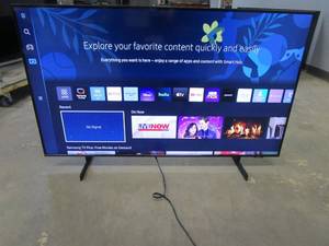 lot 972 image: Samsung 50 Class 4K Crystal UHD (2160p) LED Smart TV with HDR UN50AU8000
