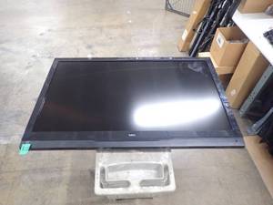 lot 5 image: NEC&nbspE552 L550UQ TV  55 Screen with 1920 x 1080 HD Resolution  slight hue on edges of the screen (couldnt get good photo)  includes power cable