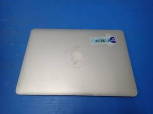 lot 78 image: Apple&nbspMacBookAir7,2 A1466 Z0UU1LLA &nbspINTEL(R) CORE(TM) I7-5650U CPU  2.20GHZ  8GB LPDDR3 SDRAM  251GB SSD  13.0 screen with 1440 x 900 resolution  Includes IOS  No charger  white spots in middle of screen, inspection suggested