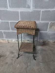 lot 22 image: Plant Stand