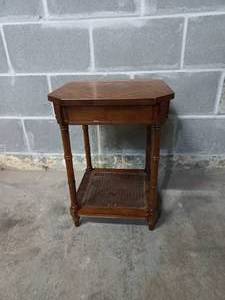 lot 24 image: Hammary End Table
