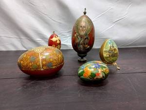 lot 15 image: Decorative Eggs