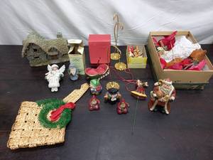 lot 50 image: Holiday Dcor