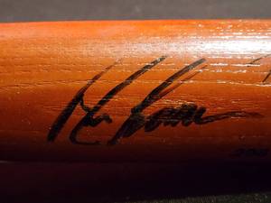 lot 60 image: Form Minnesota Twins Ron Coomer Autographed Baseball Bat No COA