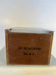 lot 52 image: Dominican Republic La Rica Hoja Cigars (20) in wood box - unopened