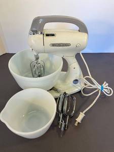 lot 65 image: antique Hamilton Beach 10-speed electric mixer with 2 bowls & extra mixing blade sets - works