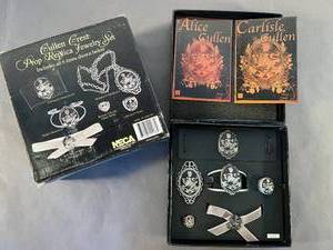 lot 69 image: Twilight New Moon boxed jewelry set - unused