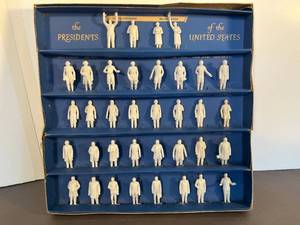 lot 53 image: US Presidents Washington - Eisenhower figurines in box, Marx Bros Co. 1953 - vintage