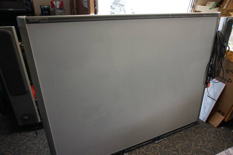 lot 1 image: Smartboard And Epson PowerLite 425W Projector