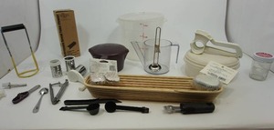 lot 47 image: Small Kitchen Housewares and Utensils