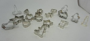 lot 101 image: (18) Vintage Cookie Cutters