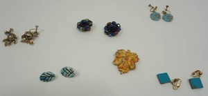 lot 131 image: Jewelry Earrings Vintage Costume Clip-On Screw Etc.