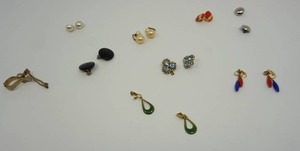 lot 132 image: Jewelry Earrings Vintage Costume Clip-On Screw Etc.