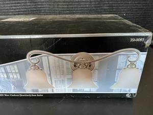 lot 50 image: Verona Indoor Vanity Light