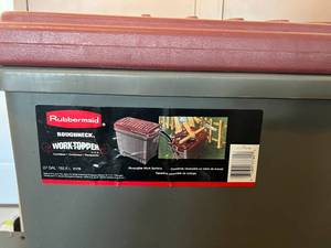 lot 85 image: 27 Gallon Rubbermaid Roughneck Work Topper Container #2