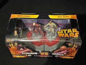 lot 26 image: Star Wars Mini Battle Arena Asst - Darth Sidious vs Mage Windu New