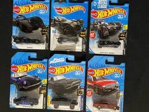 lot 91 image: Batman Hot Wheels & More - New in Package