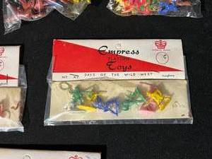 lot 121 image: Vintage Cowboys & Indians Figures - New in Package