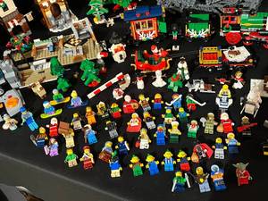 lot 134 image: LARGE Lot of Legos & 52 Figures