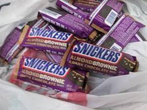 lot 446 image: 12 Snickers Almond Brownie & Dark C...