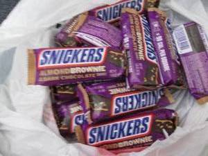 lot 447 image: 12 Snickers Almond Brownie & Dark C...