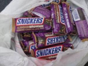 lot 448 image: 12 Snickers Almond Brownie & Dark C...