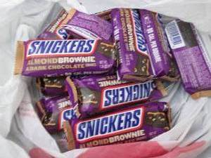 lot 449 image: 12 Snickers Almond Brownie & Dark C...