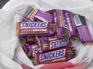lot 450 image: 12 Snickers Almond Brownie & Dark C...