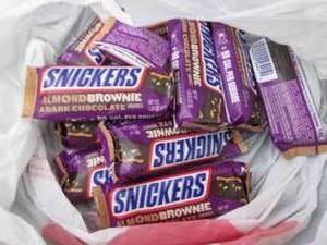 lot 451 image: 12 Snickers Almond Brownie & Dark C...