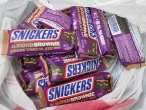 lot 452 image: 12 Snickers Almond Brownie & Dark C...