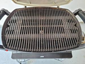 Like New Weber Q200 Portable Gas (Propane) Grill with Stand