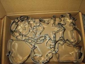 4 new packages of baking molds ...