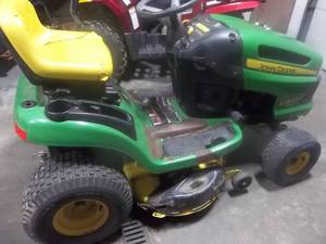 lot 2 image: John Deere Lawn Tractor LA115