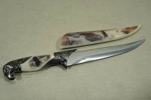 lot 88 image: Eagle Theme Collector Knife