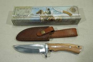 lot 92 image: Chipaway Classics Knife with Leather Sheath - Olive Wood Handle