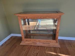 lot 20 image: Contemporary Oak Console Curio Cabinet