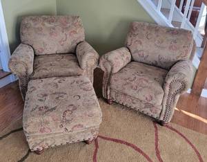 lot 21 image: Klaussner Furniture Rolled Arm Chair Set