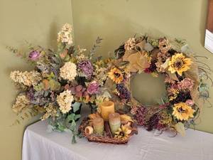 lot 36 image: Autumn Wreath & Bouquet Group
