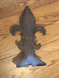 lot 27 image: Iron Fleur De Lis Door Stops