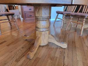 lot 40 image: American Traditional Pedestal Dining Set & Paddle Back Chairs