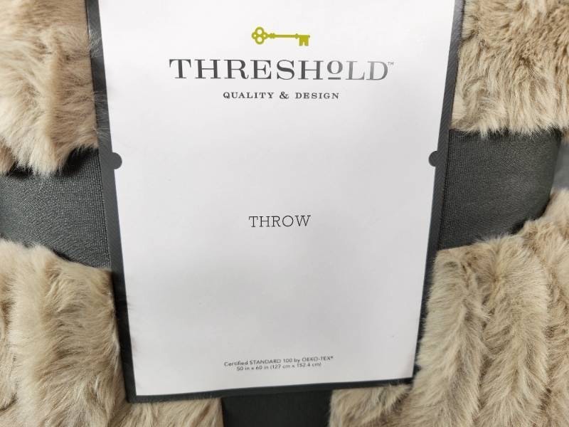 lot 36 image: New Super Soft Threshold Throw