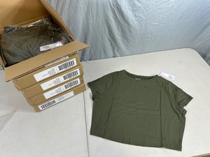 lot 123 image: 30 New Crew Neck T-Shirts