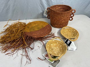 lot 142 image: 4 New Woven Items