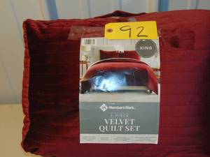 lot 92 image: Members Mark 3 Piece Velvet Quilt Set - King
