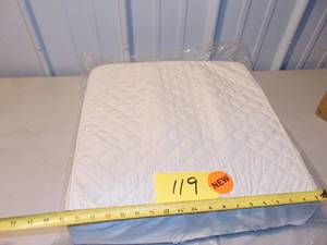 lot 119 image: Comfortanza Seat Cushion 19 15 x 18 12 x 5 12