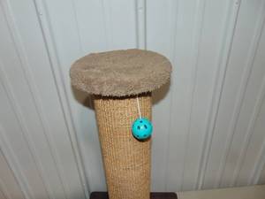lot 76 image: 32 Woven Carpet Cat Scratching Post