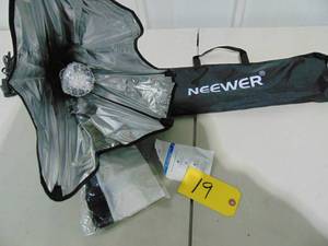 lot 19 image: Neewer Softbox Light