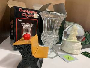 lot 2 image: MIX Crystal Vase Snowbabies Globe
