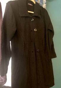 lot 16 image: 4 Sweater Paige M Old Navy M