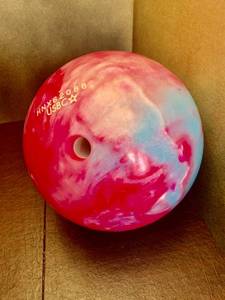 lot 19 image: PinkBlue 10lb Bowling Ball wbag